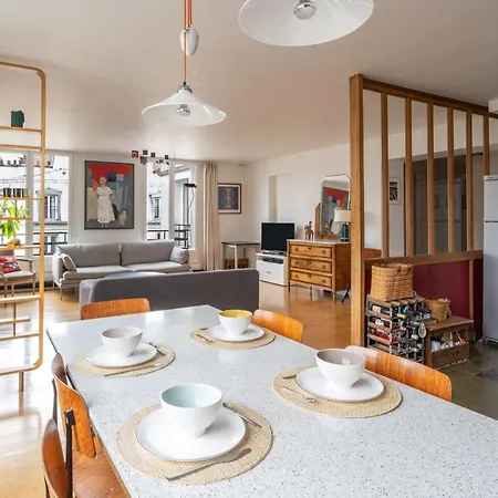 Large Bright T4 With Rooftop In - Welkeys