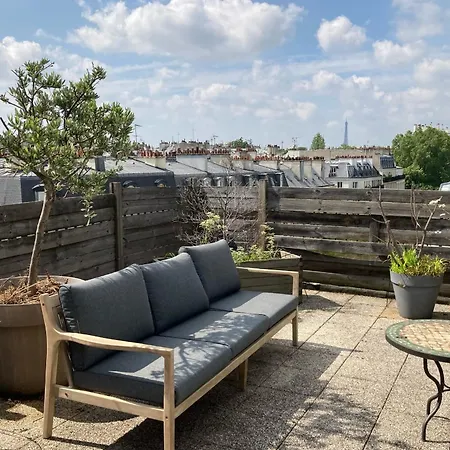 Large Bright T4 With Rooftop In - Welkeys